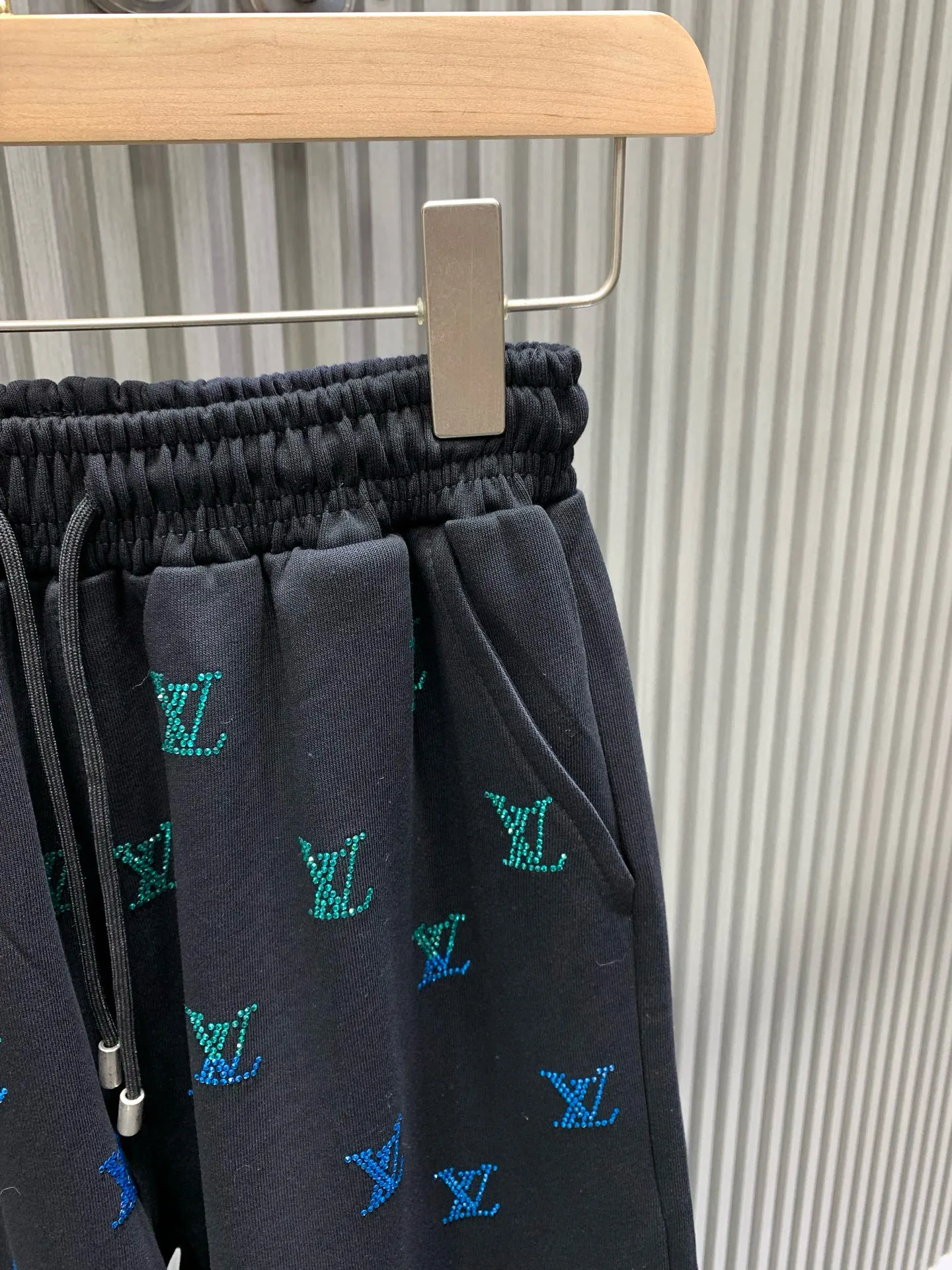 🅿️230 🀄️ Louis Vuitton, original product from the official website 🔥 2V simple and fashionable summer shorts and casual pants, with full diamond design, very comfortable to wear, low-key yet luxurious. It is very classy to wear, and the style and tailoring of the pants need not be said. The upper body is exquisite and vivid. Really first-class top quality materials. Really palace-class casual pants and elastic pants, made of Turkish cotton. Produces the most famous denim fabric of outstanding quality. After heavy washing, the pants are very soft! The straight-leg version is not picky, the upper body is absolutely stylish, and the waistband design is extremely luxurious.